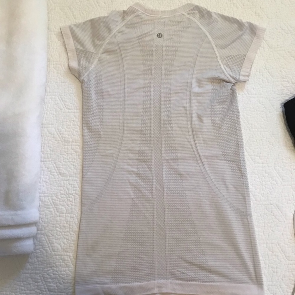 Lululemon Women's Swiftly Tee size 4